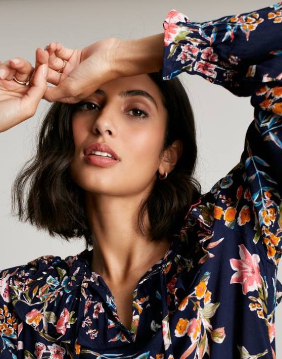 Joules femeilor tunică cu etaje cu volan cu gaura cheii rubin 48DH101 îmbrăcăminte vârf bleumarin floral | Joules cizme